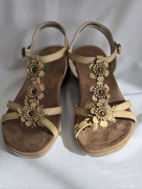 Baretraps - Size 6M - Memory Foam Tan Flower Strappy Low Wedge Hammond Sandal
